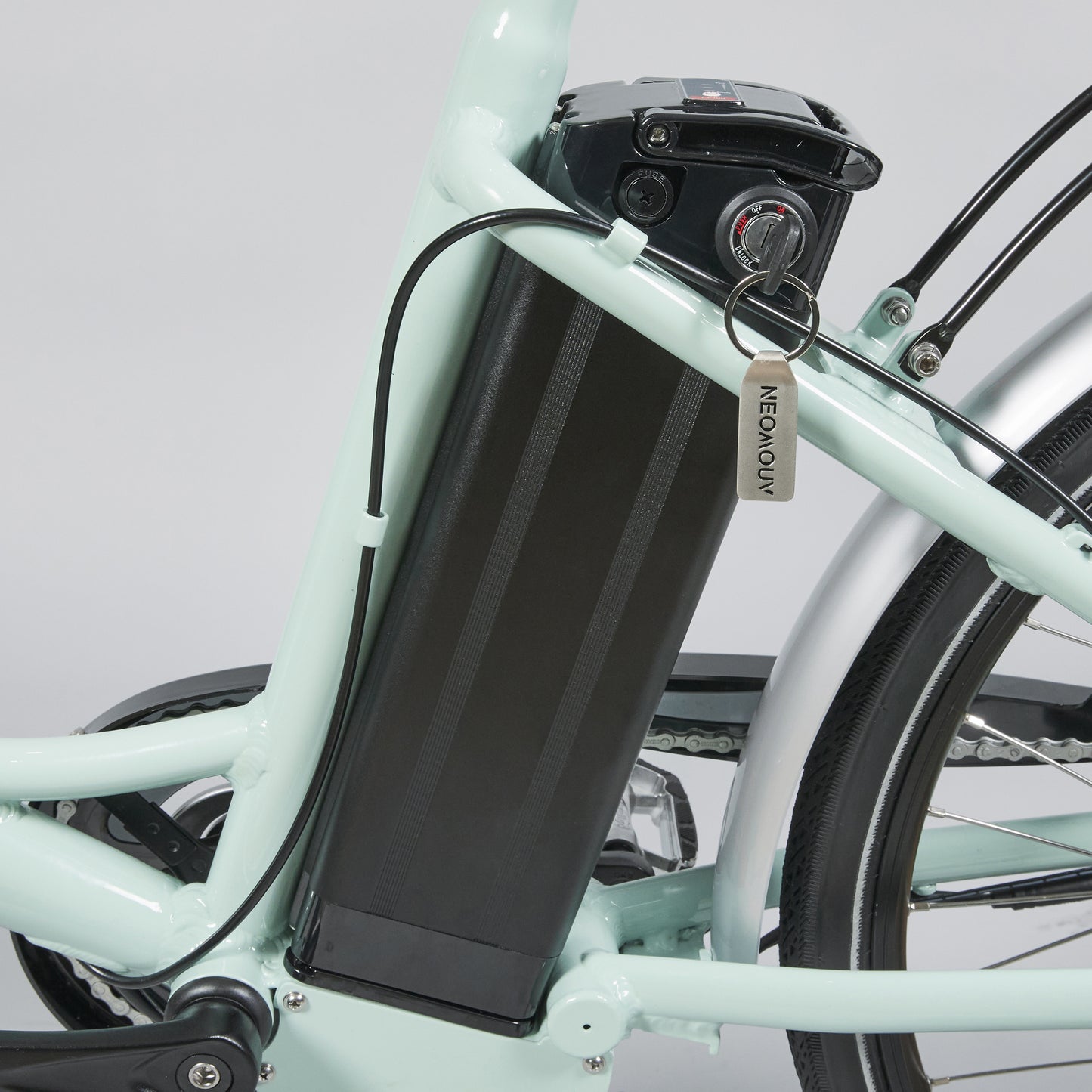Juicy-Compact-Ice-colour-battery-integrated-on-frame-with-lock-left-side