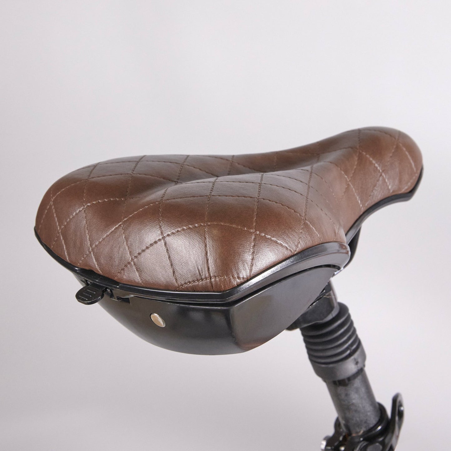 Juicy-Roller-Brown-saddle