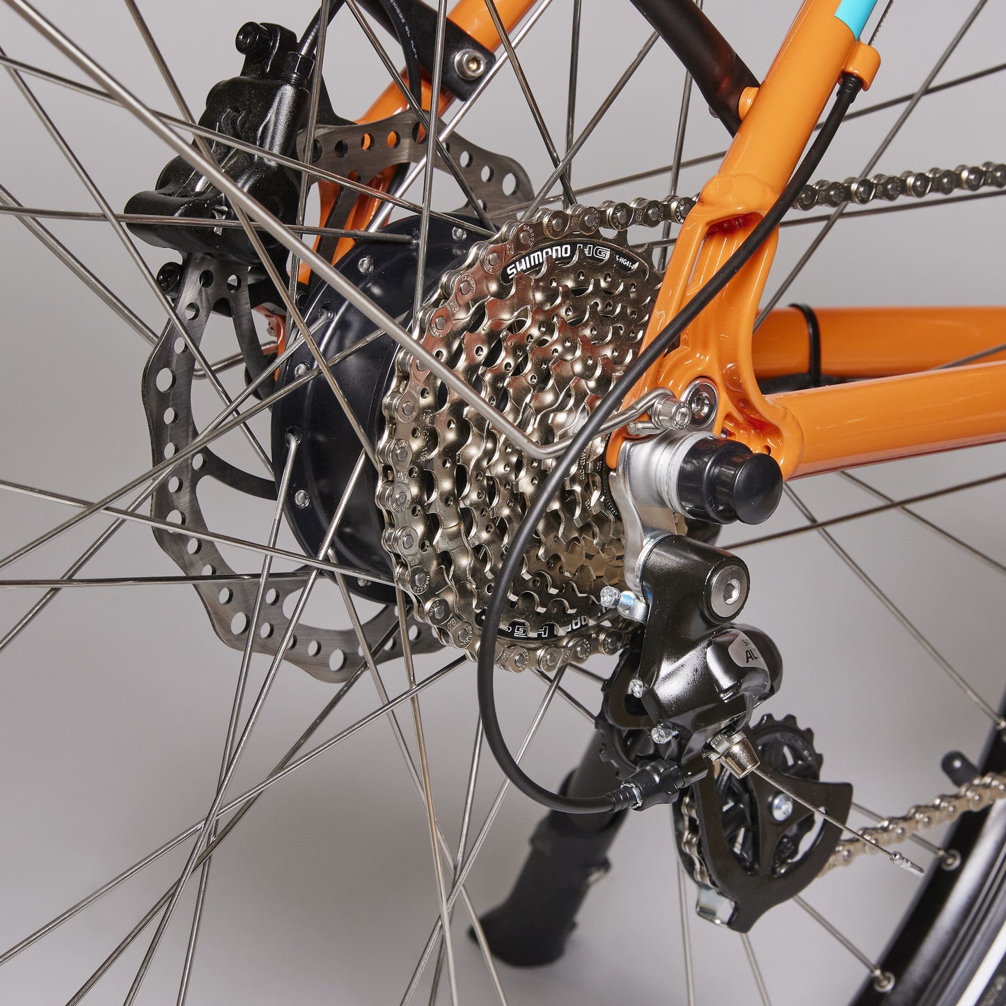 Neomoov-Open-rear-cassett-and-rear-derailleur