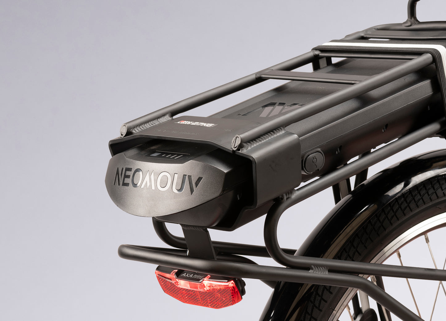 Neomoov-Plimoa-battery-in-carrier-rack