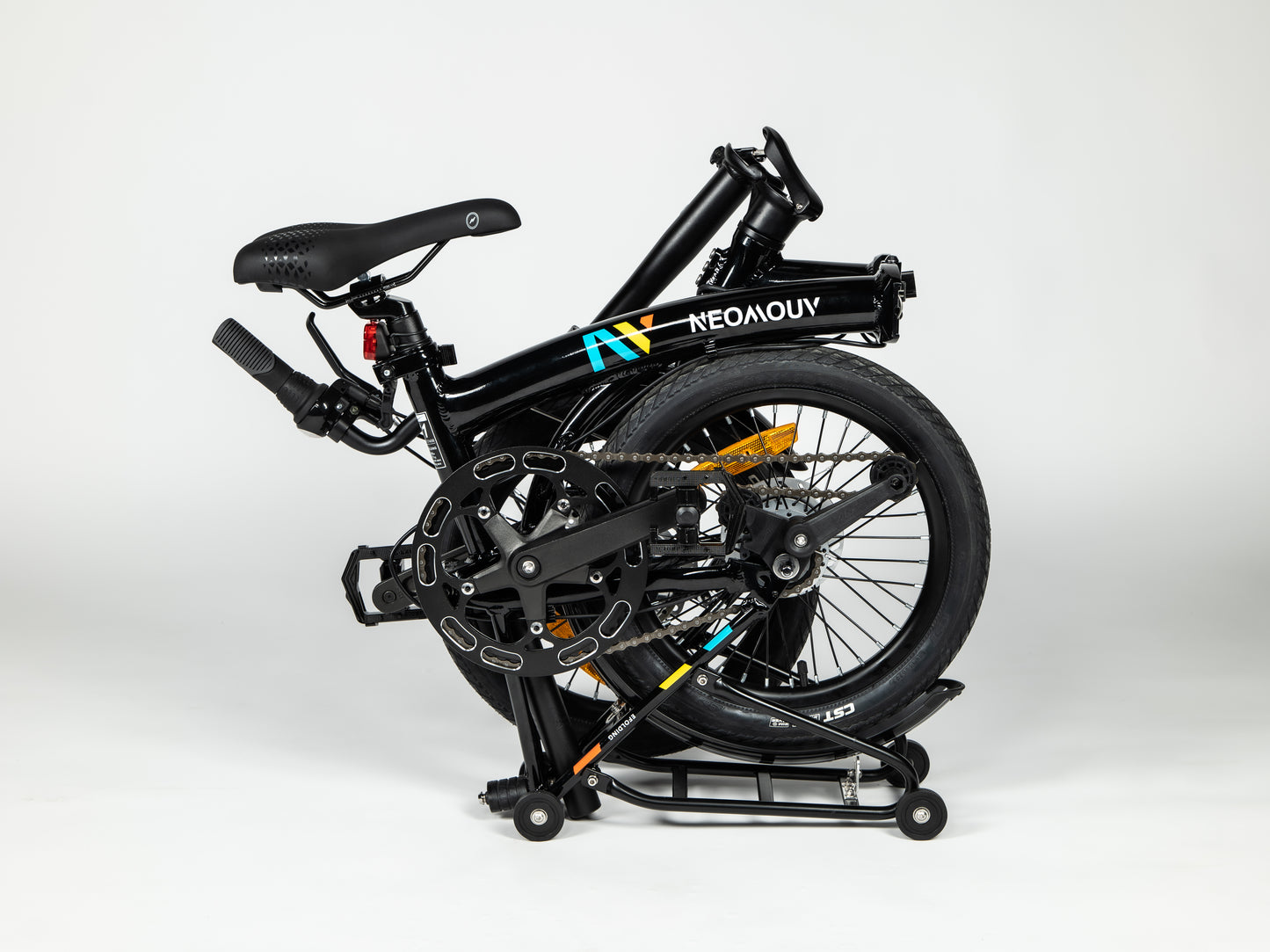 Neomoov-efolding-black-folded-position