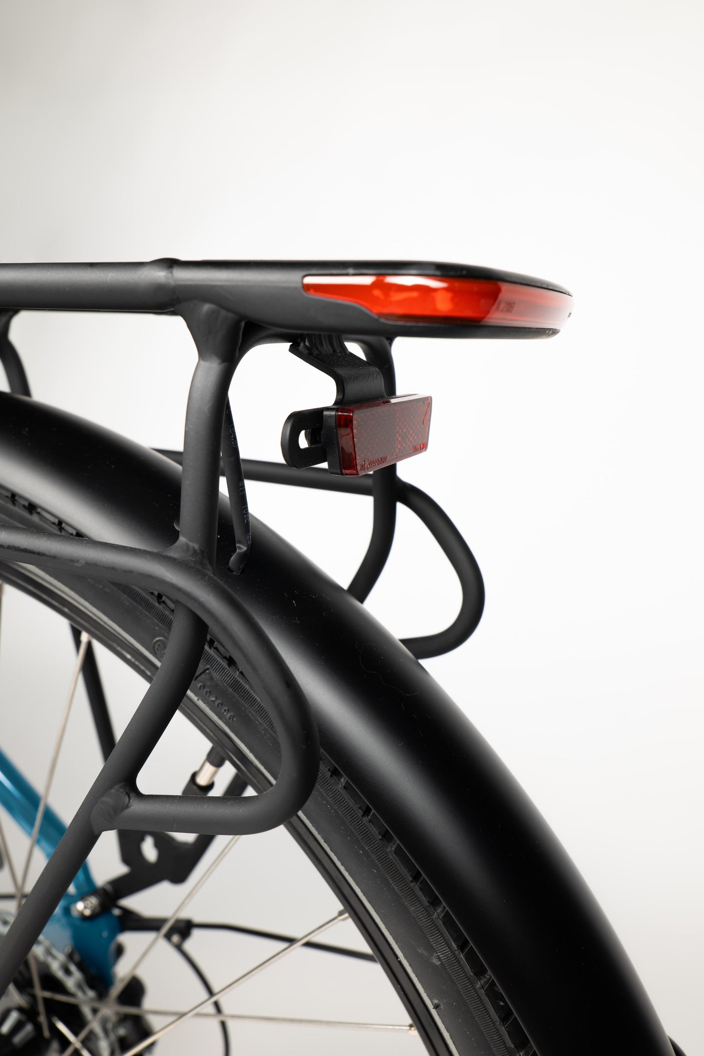 Neomouv-Elaia-2-NG-Right-Side-Blue-Integrated-Tail-light