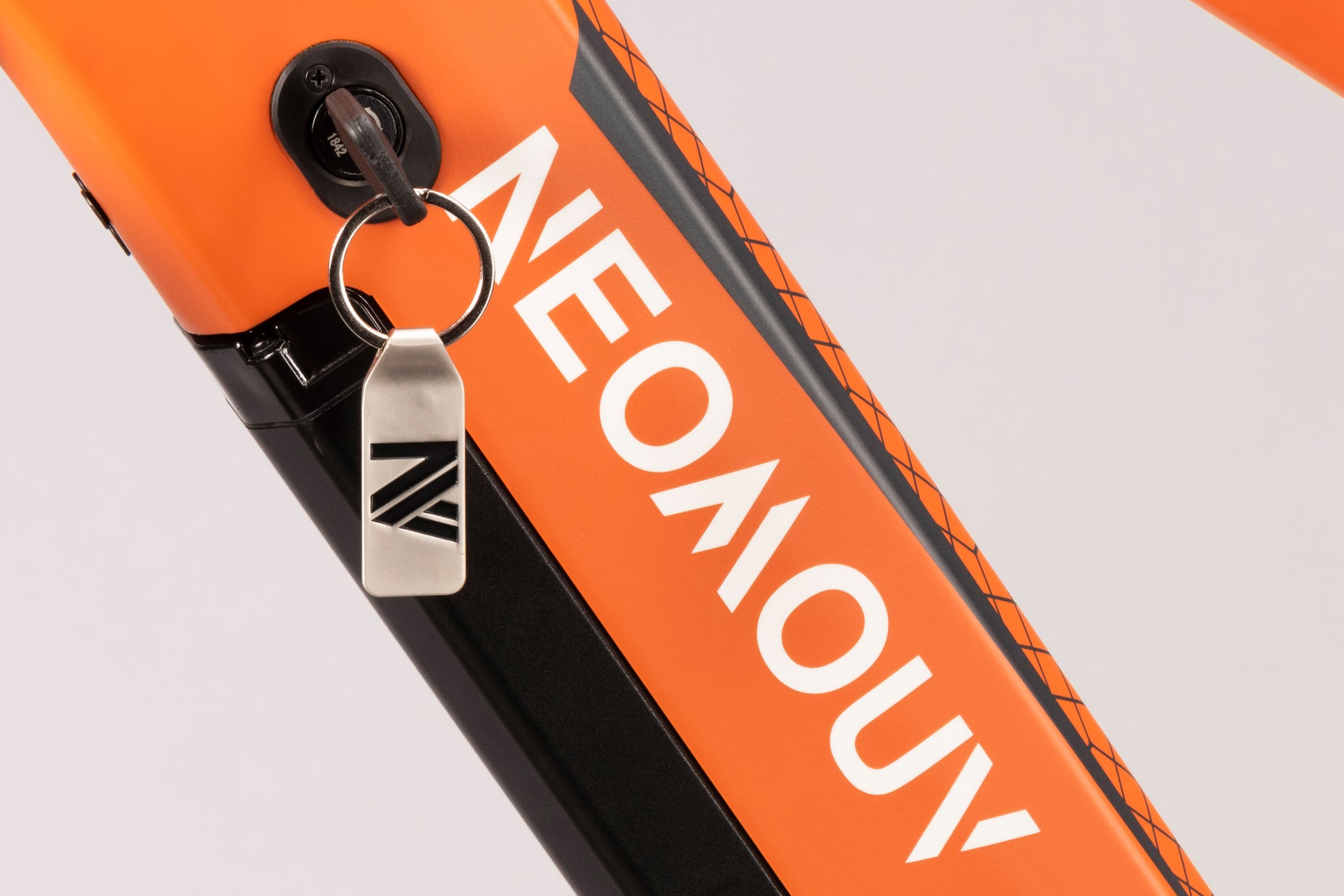 Neomoov-Enara2-lockable-battery